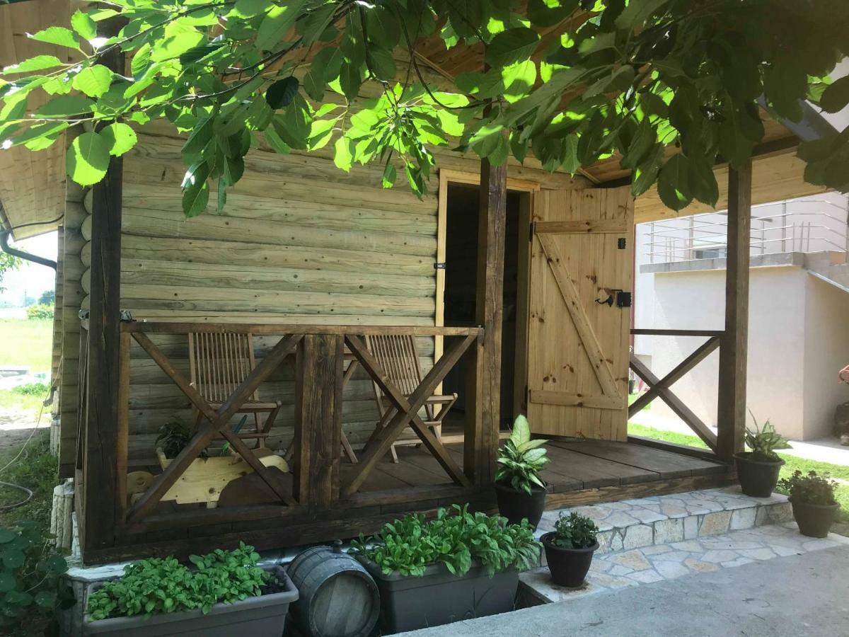 Eko Apartmani Krackovic Golubovci Exterior foto