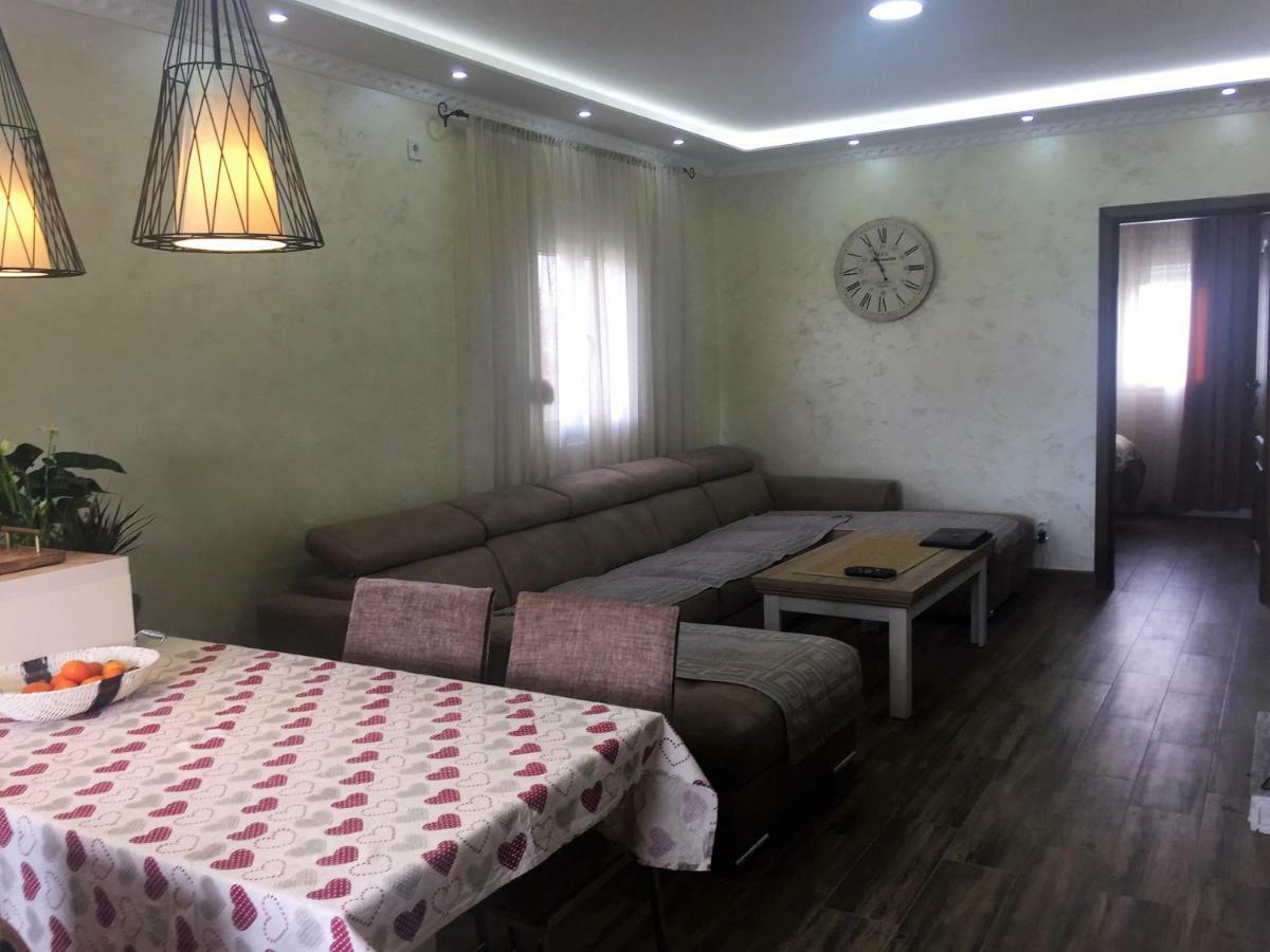 Eko Apartmani Krackovic Golubovci Exterior foto