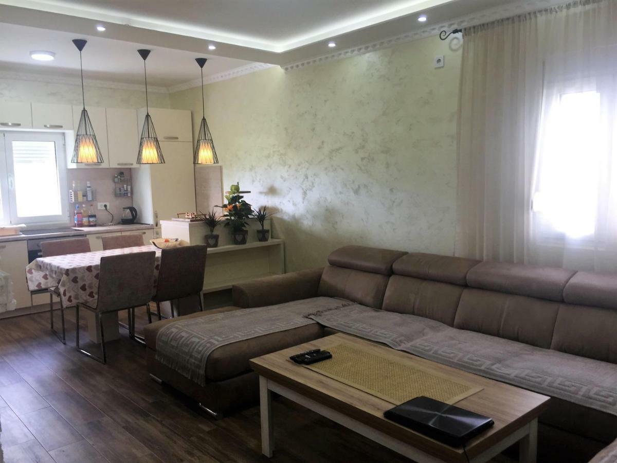 Eko Apartmani Krackovic Golubovci Exterior foto